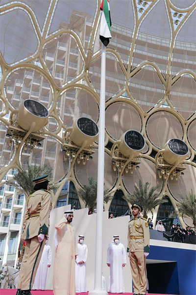 محمد بن راشد يرفع علم الإمارات في "إكسبو 2020" احتفاءً بيوم العلم